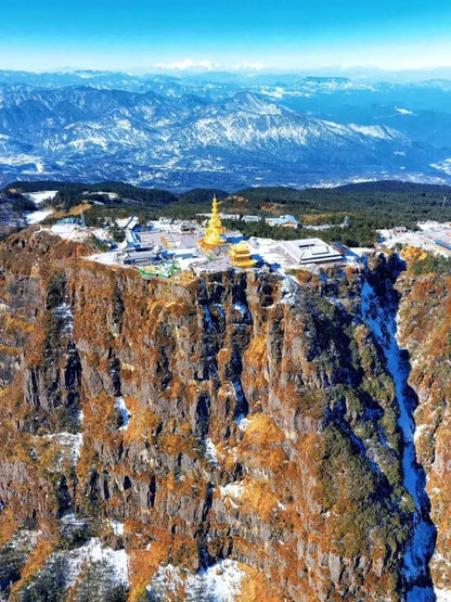 7-Day Sichuan Highlights Tour: Pandas, Giant Buddha & Jiuzhaigou